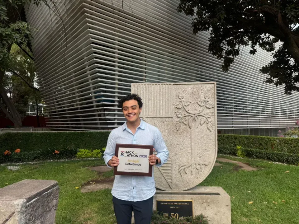 Luis con el reconocimiento de primer lugar del reto Bimbo 2026 en la Universidad Panamericana